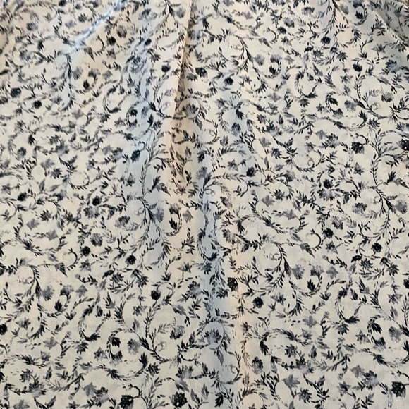 Maurice’s small floral blouse - Picture 5 of 5